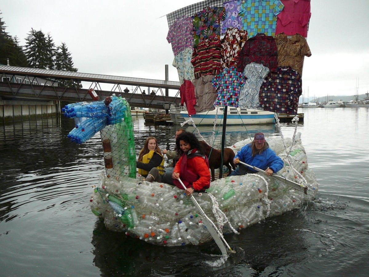 Плот из бутылок