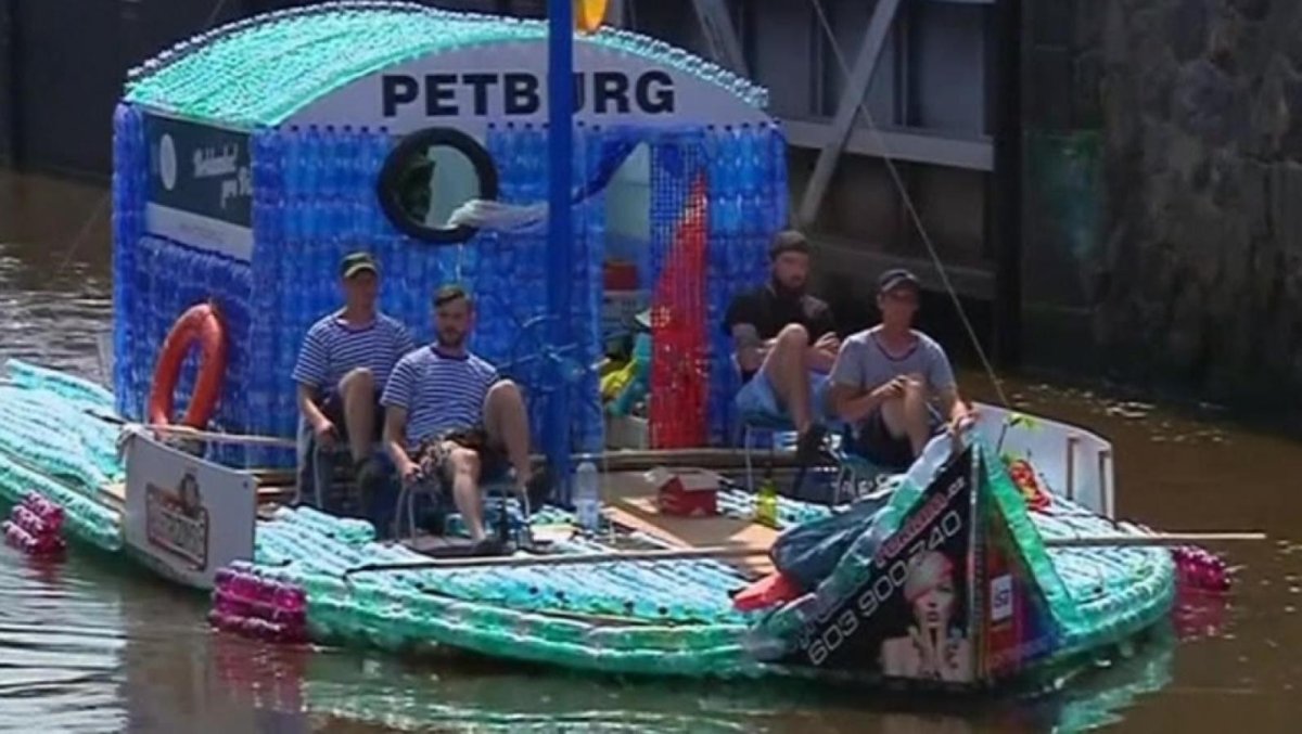 Плот из пластиковых бутылок