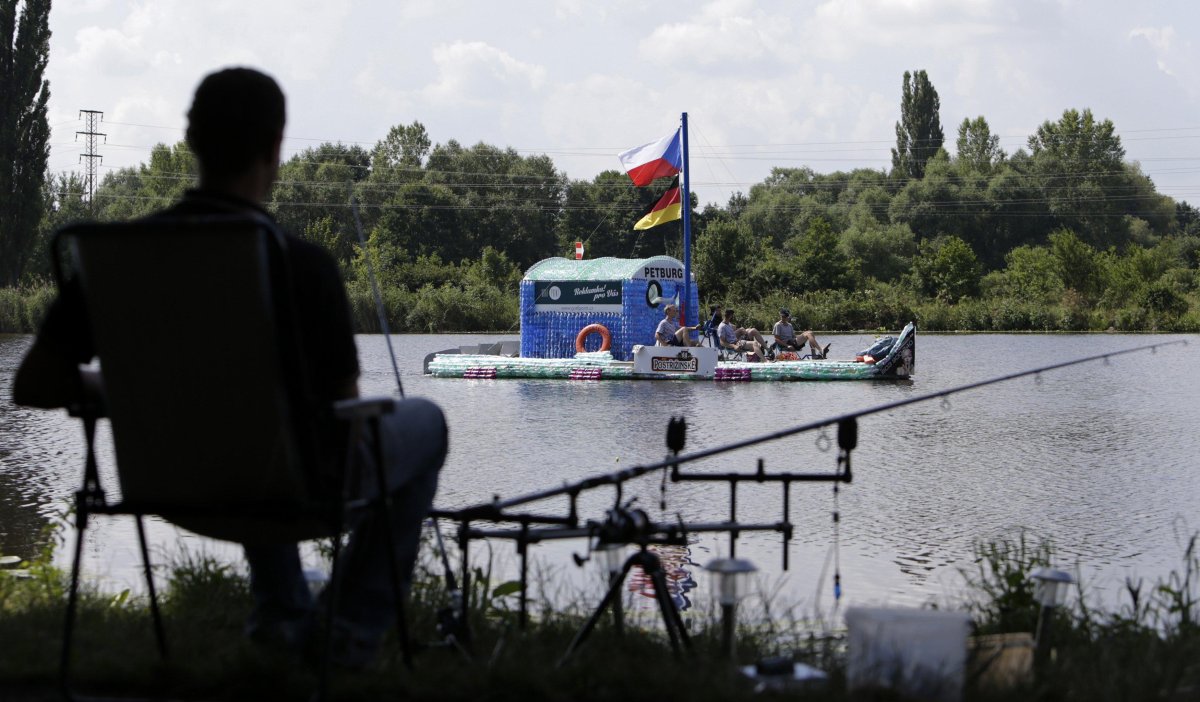 Лодка из бутылок своими руками