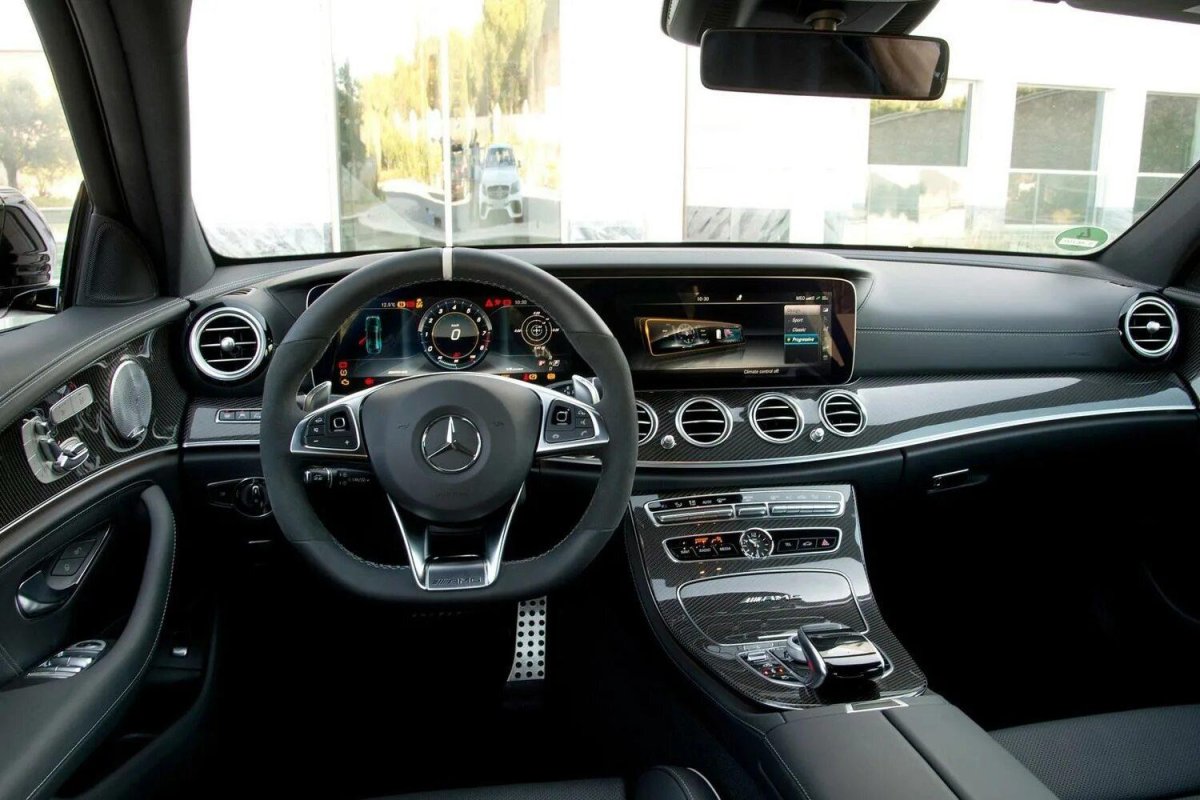 Мерседес АМГ Е 63 S салон