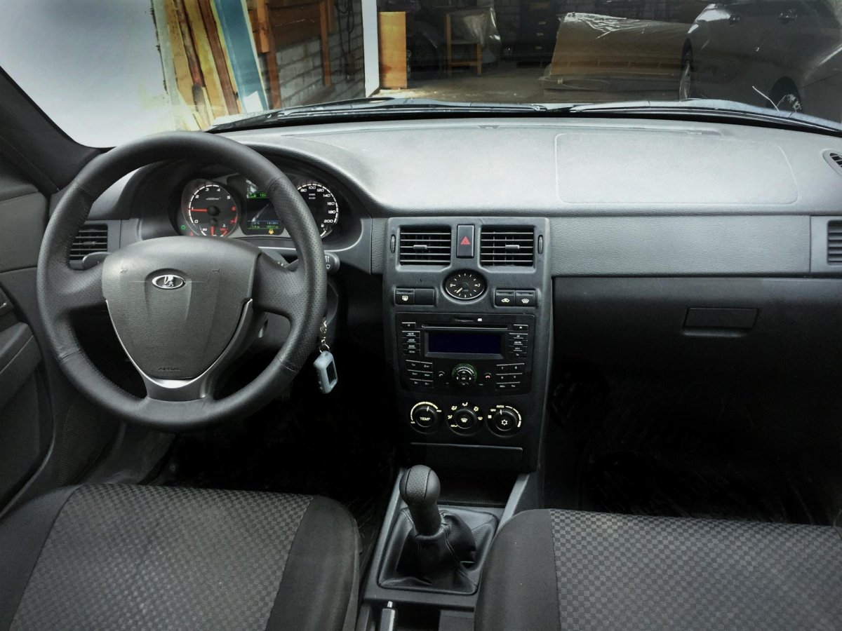 Lada Priora 1 черный салон