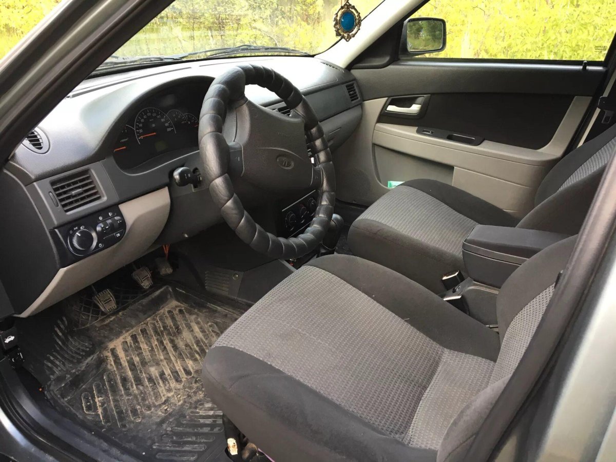 Lada Priora 1 черный салон