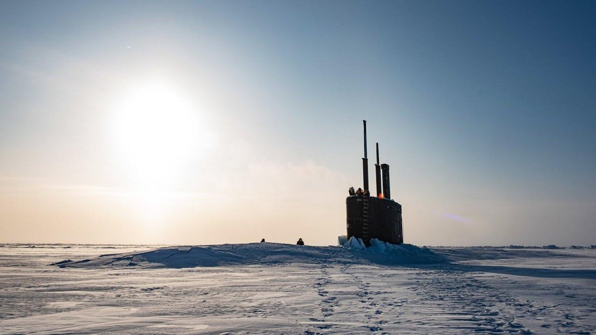 Всплытие подводной лодки в Арктике
