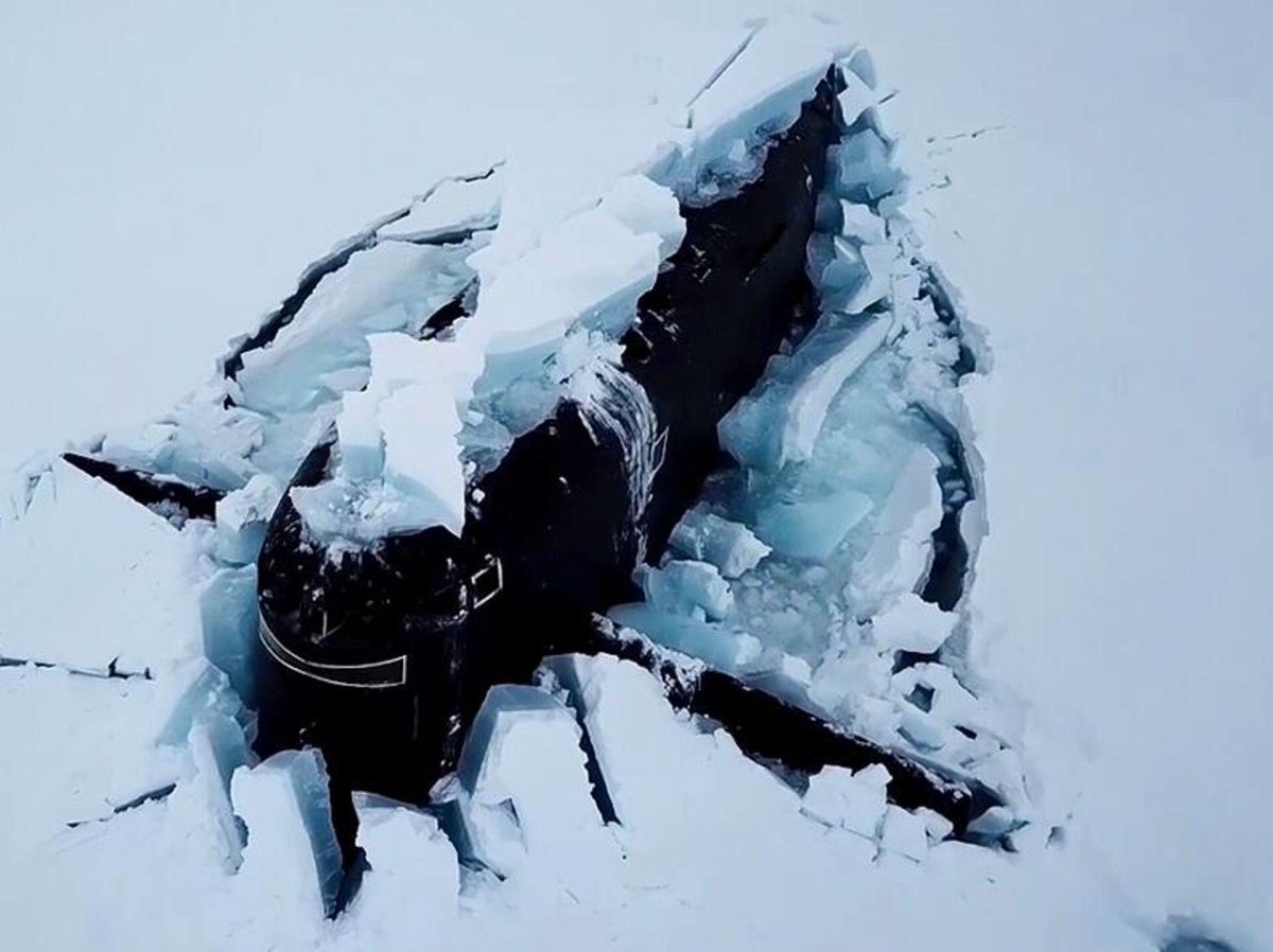 Всплытие подводной лодки в арктических льдах 2021
