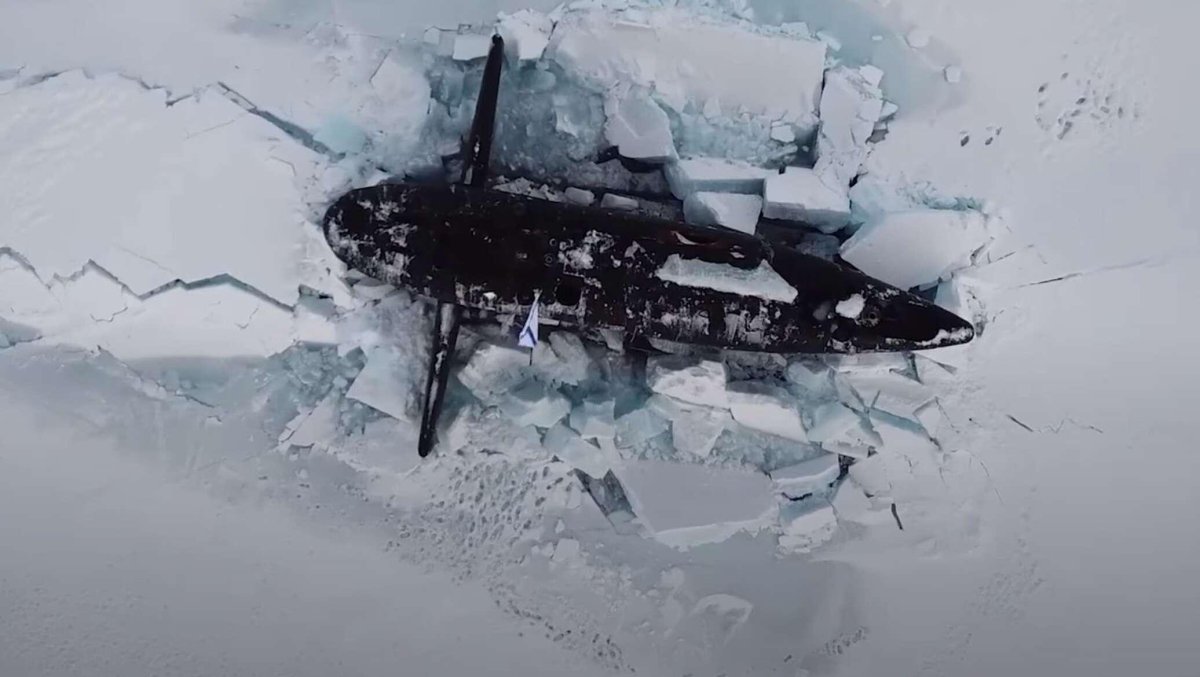 Всплытие подводной лодки в арктических льдах 2021