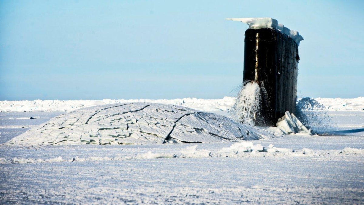 Всплытие подводной лодки в Арктике