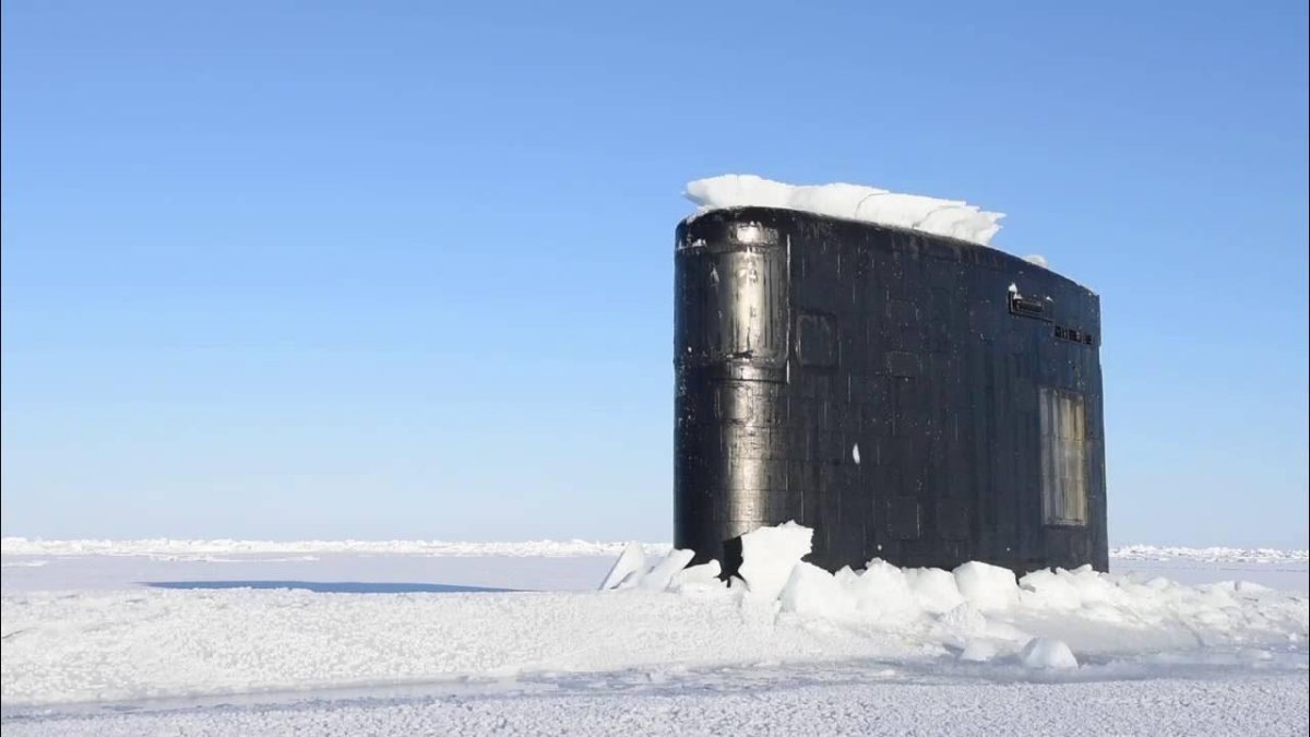 Всплытие 3 подводных лодок в Арктике