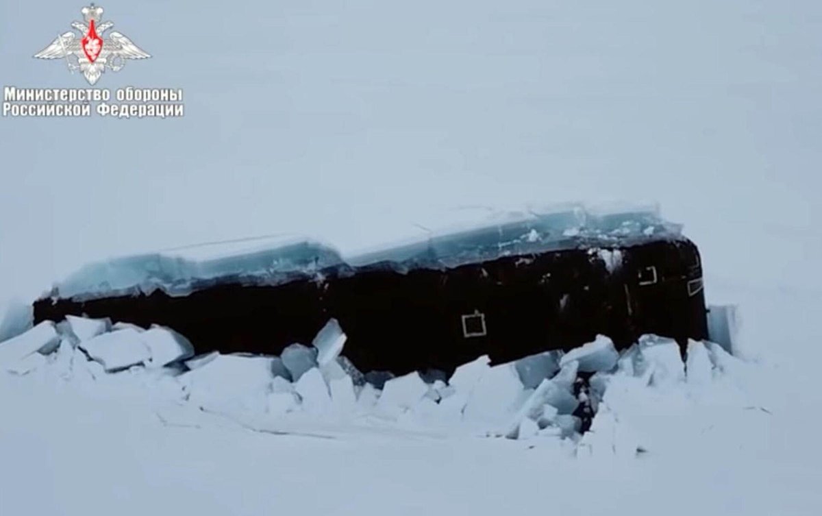 Всплытие 3 подводных лодок в Арктике