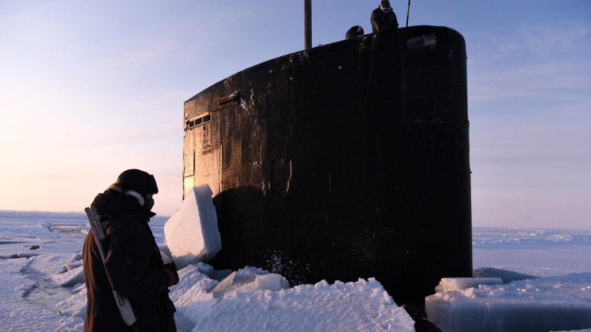 Всплытие подводной лодки в арктических льдах