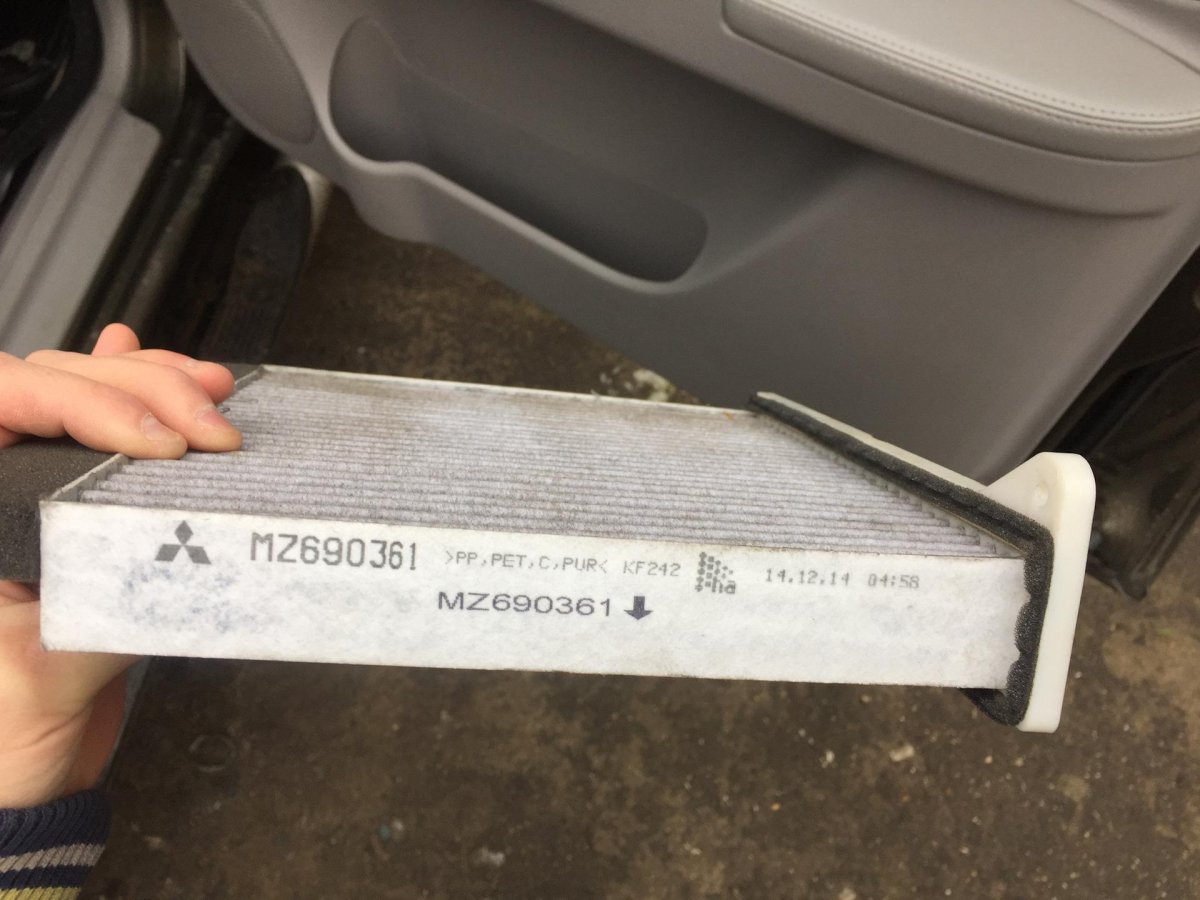 Фильтр салонный Митсубиси Паджеро спорт 2.5 дизель