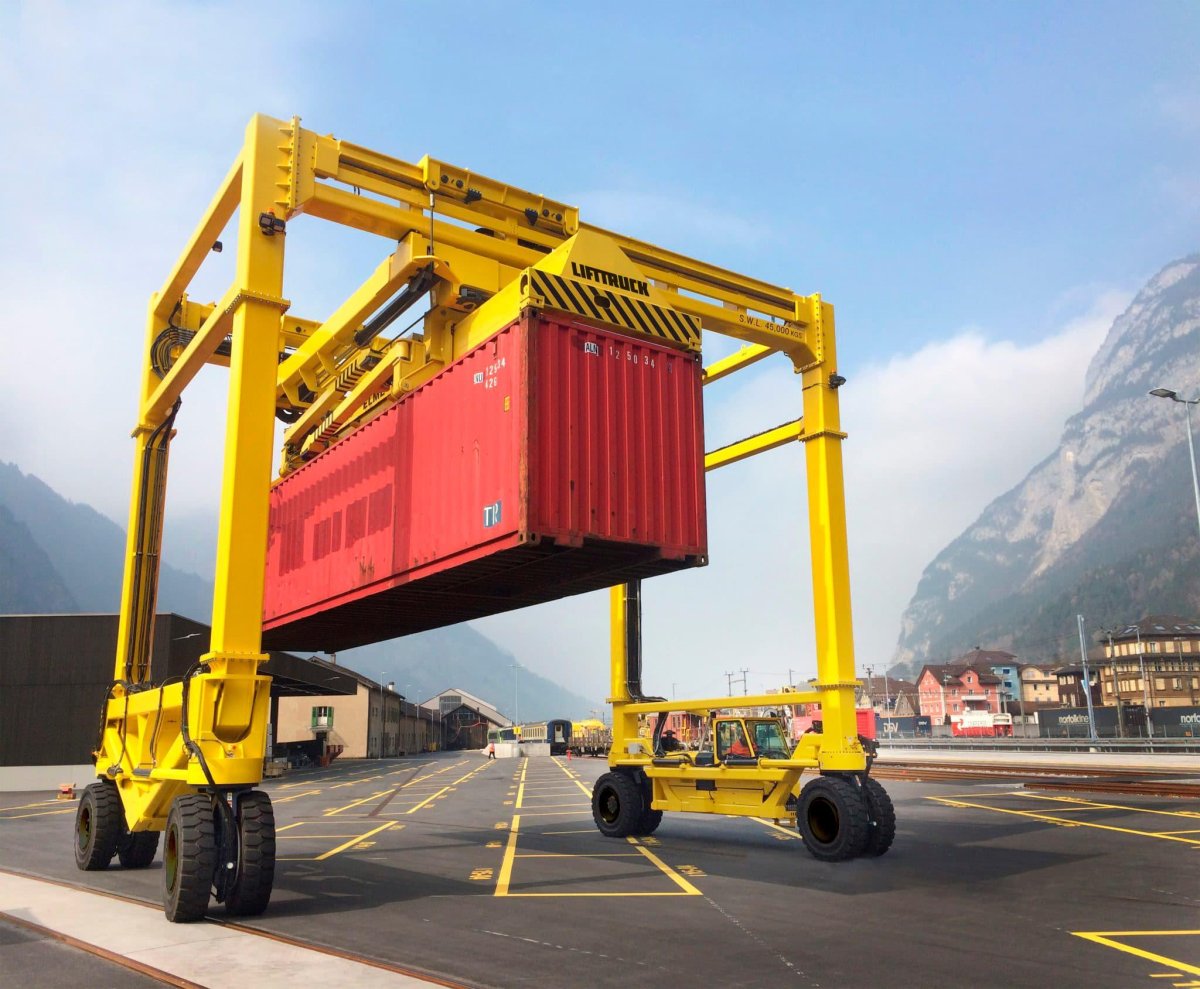 Портальные погрузчики контейнеровозы