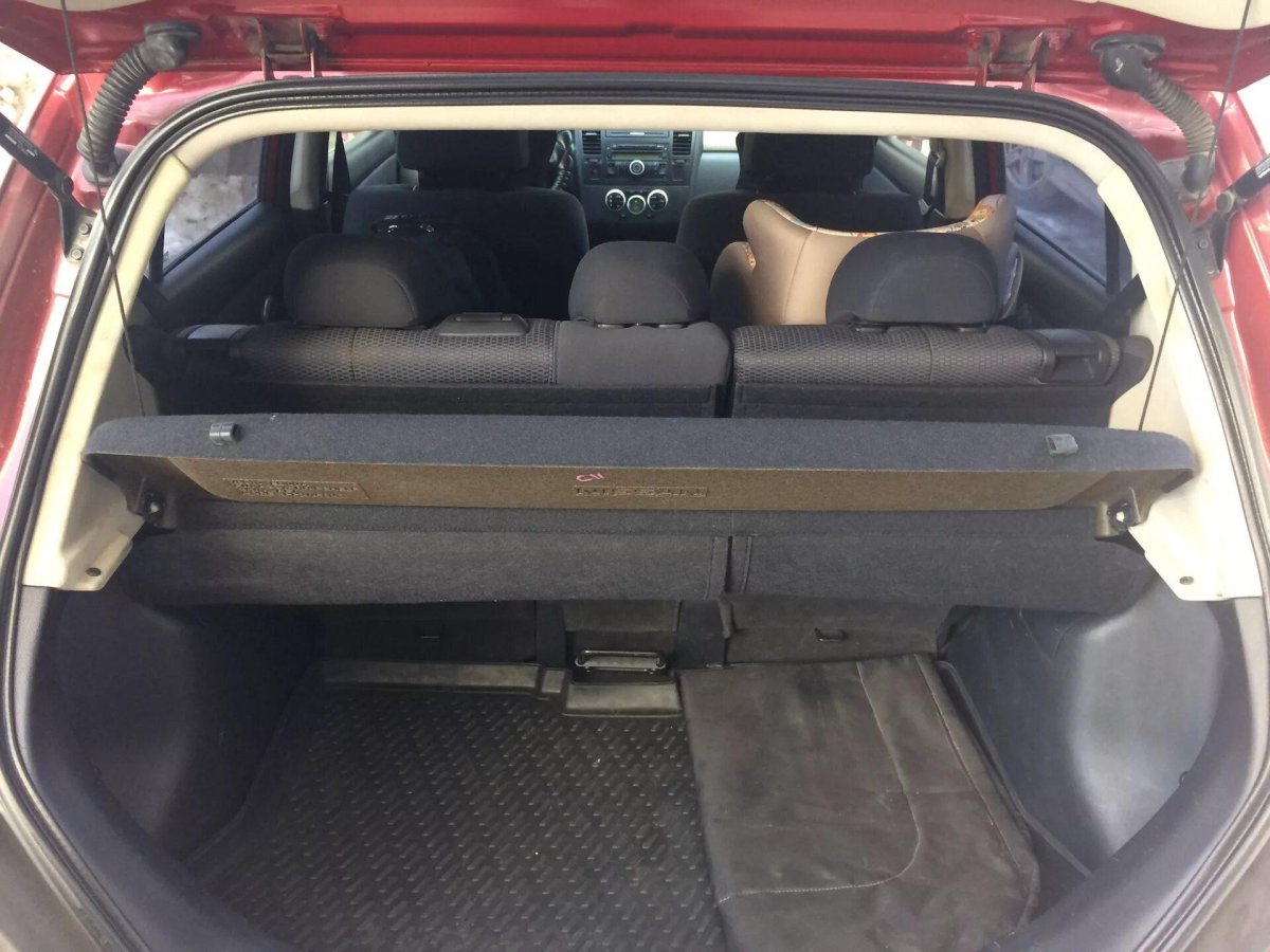 Ниссан Тиида задняя полка багажника