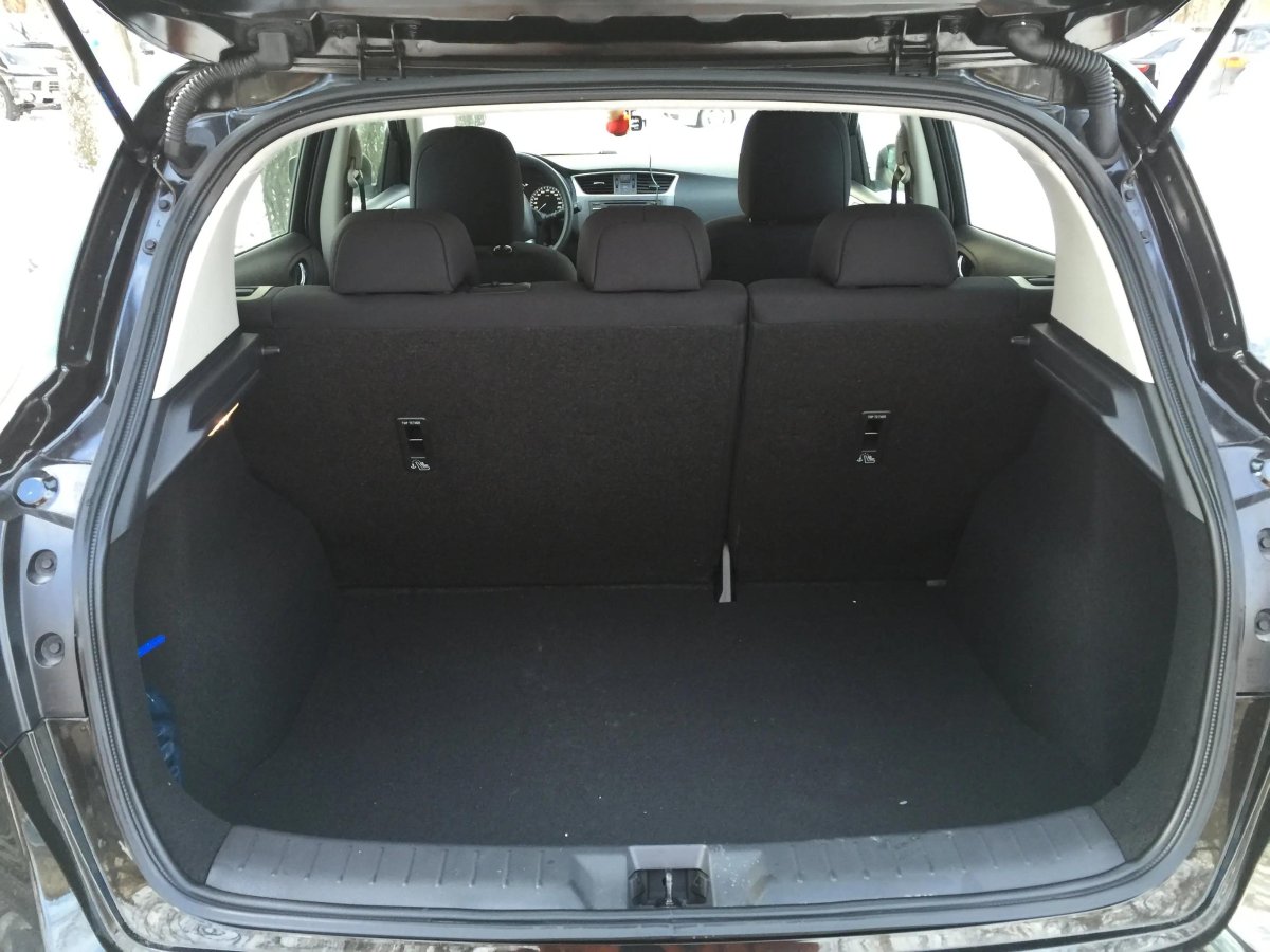 Nissan Tiida 2008 хэтчбек багажника