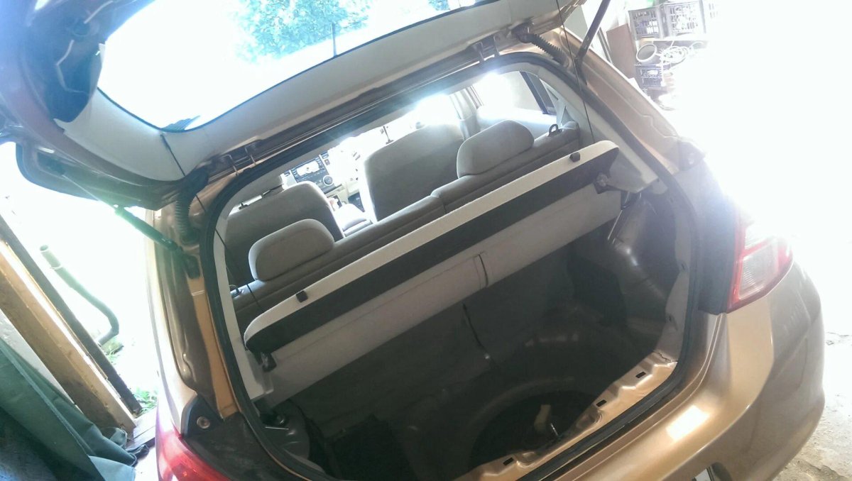 Ниссан Тиида задняя полка багажника