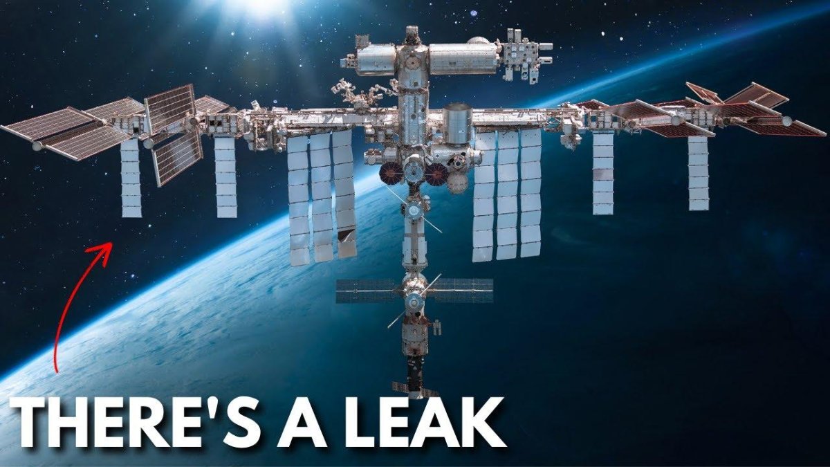 Фото космической станции около планеты