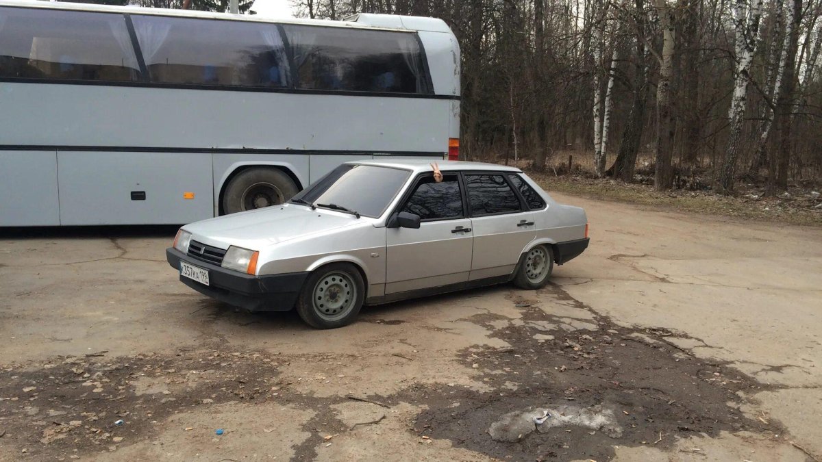 ВАЗ 21099 серебристая заниженная