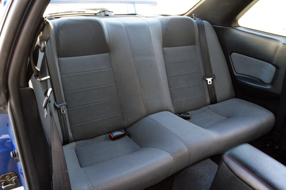 Салон сзади Скайлайн 34