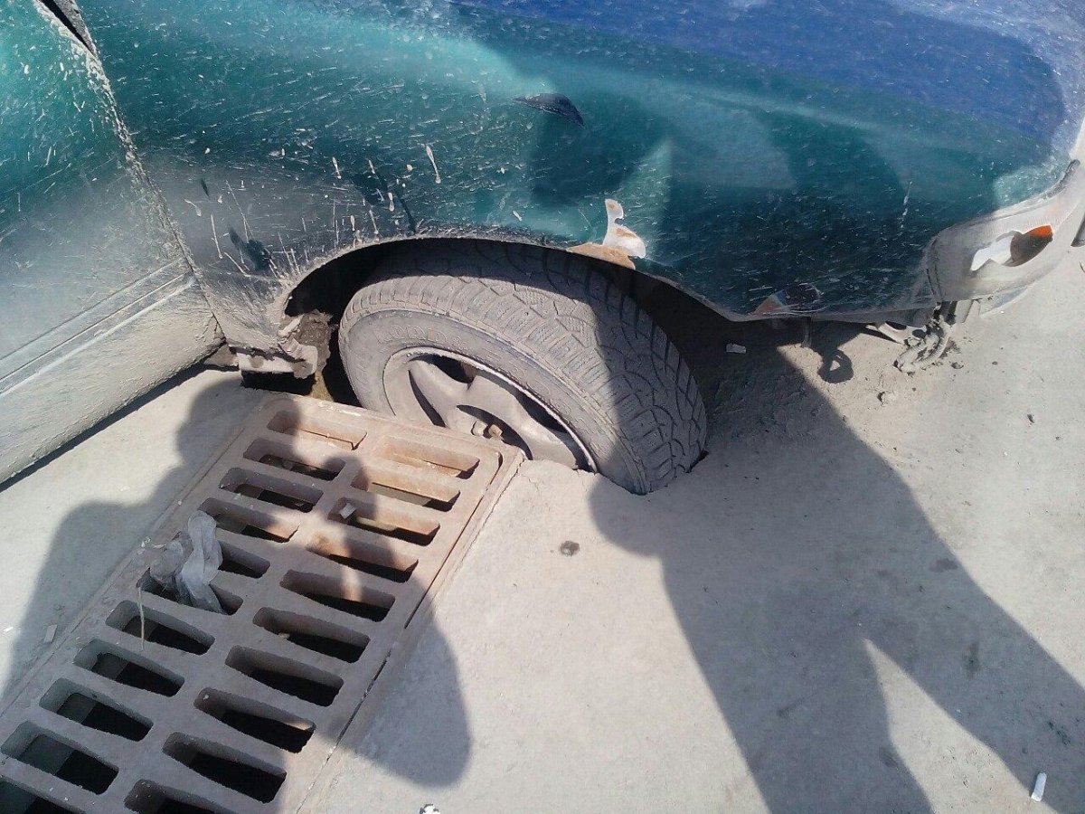 Машина провалилась колесом в яму