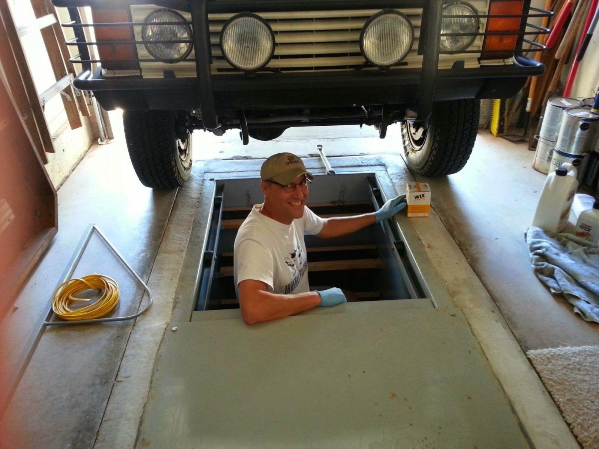 Машина в гараже