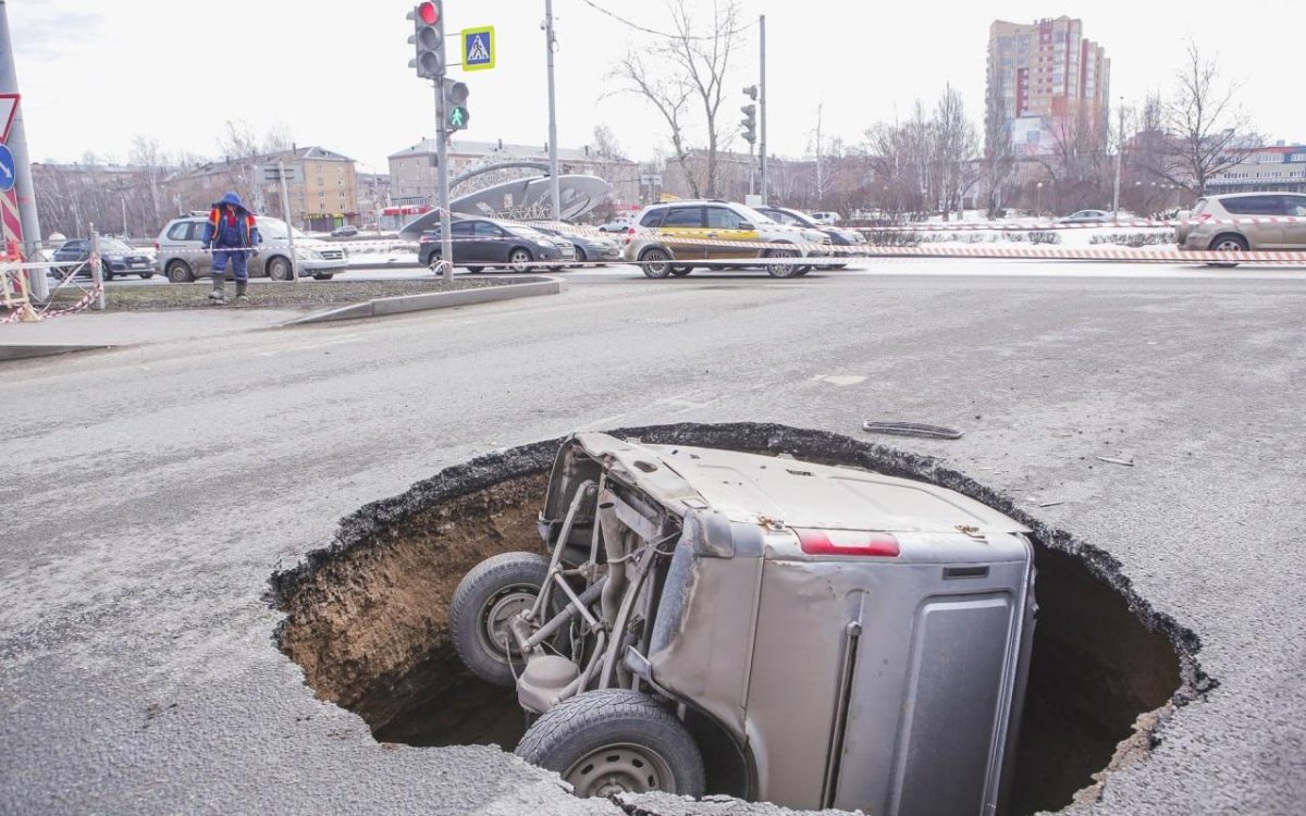 Автомобиль провалился под асфальт