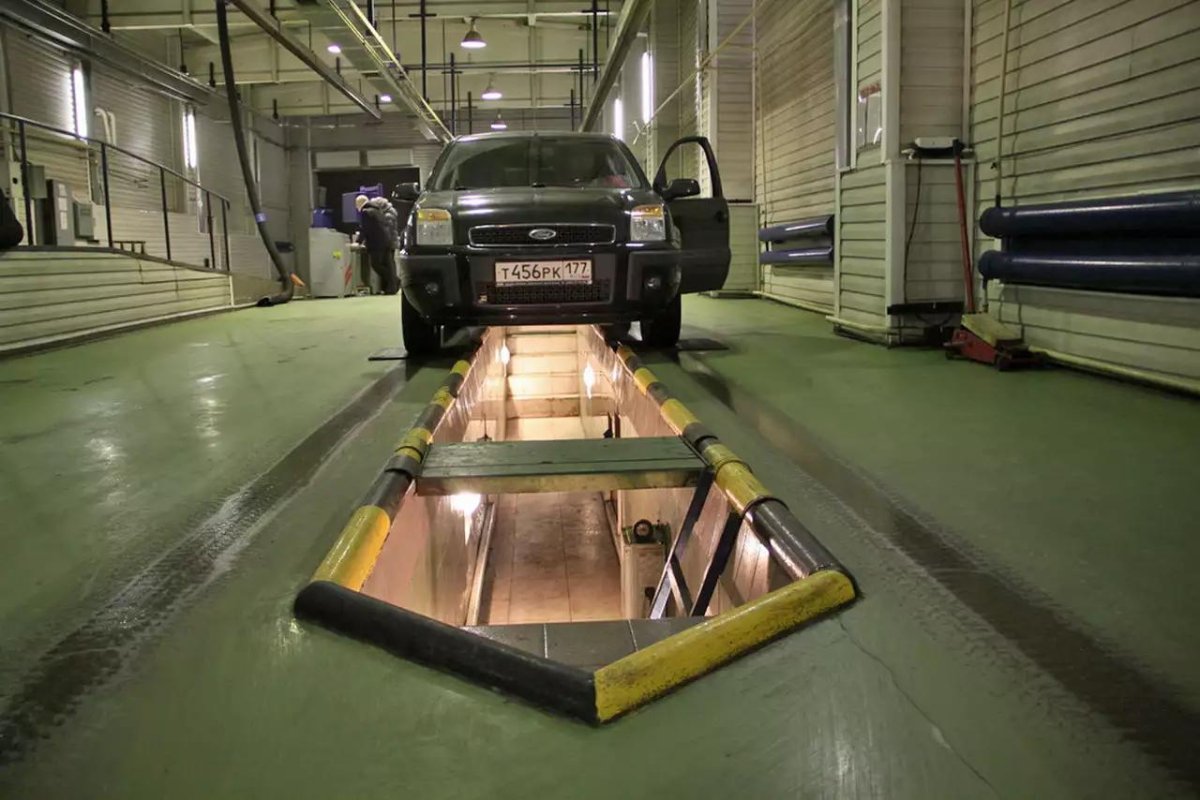 КАМАЗ 43118 на смотровой яме