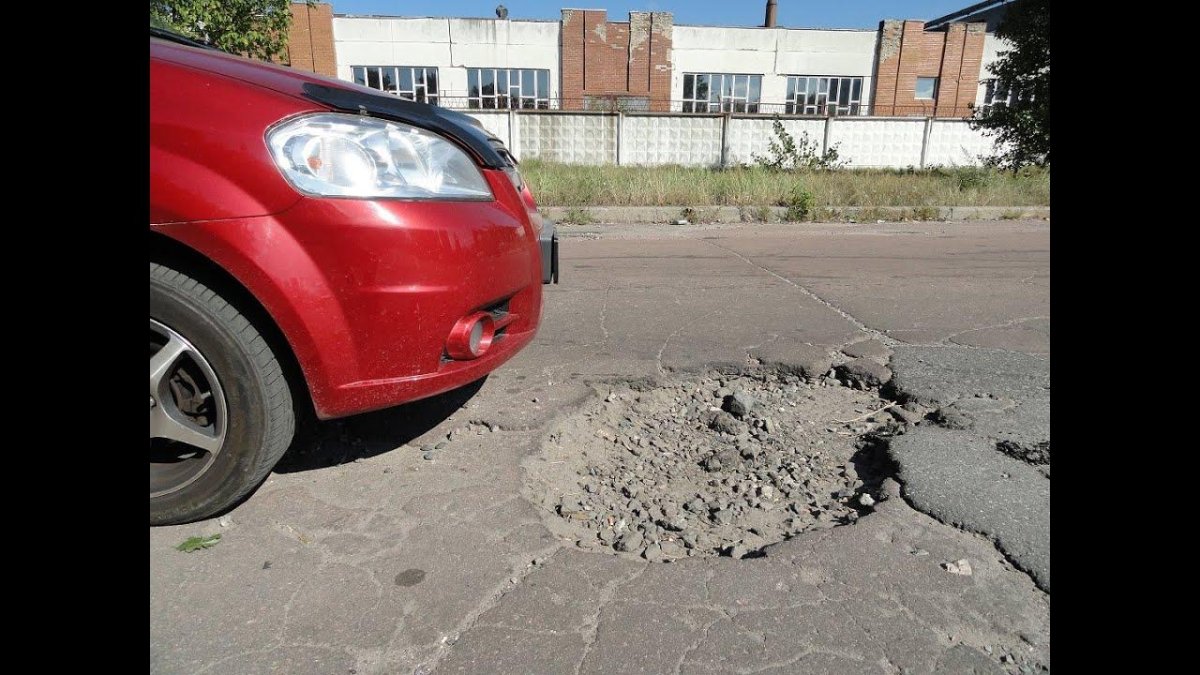 Яма на дороге