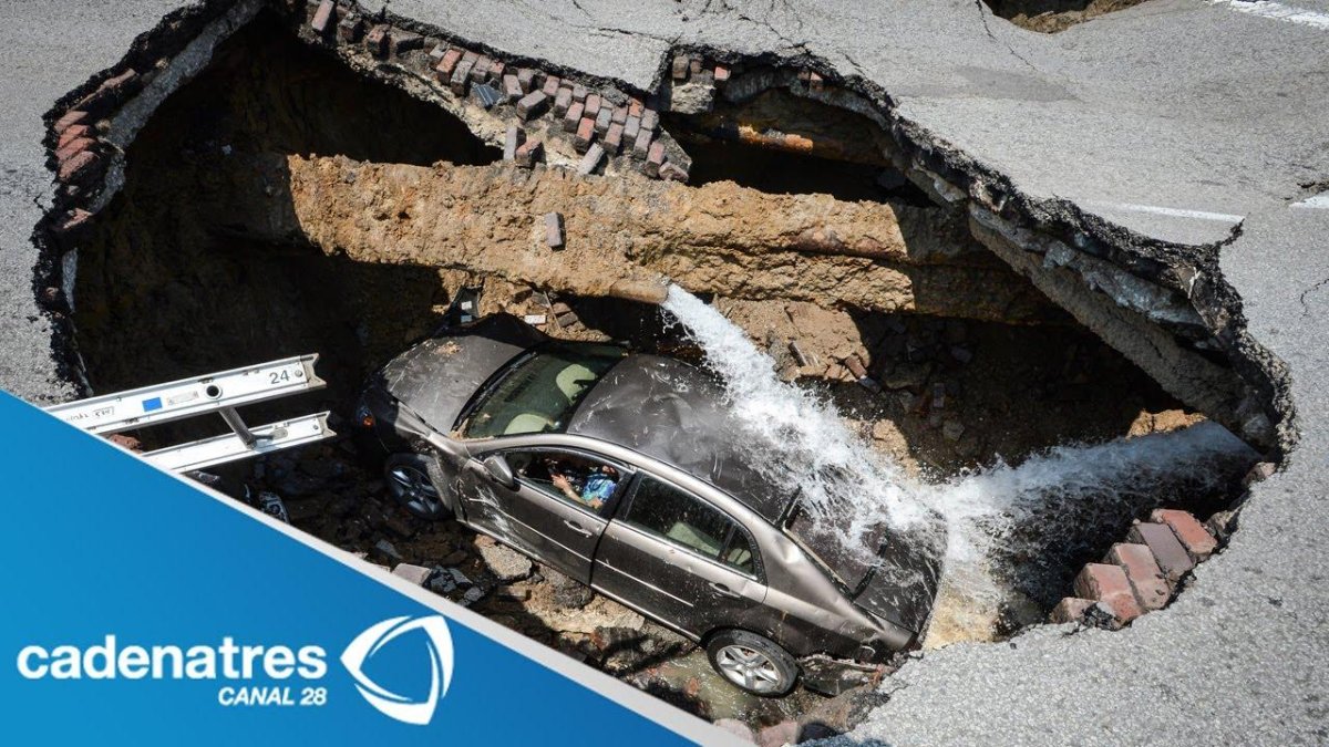 Огромная яма на дороге