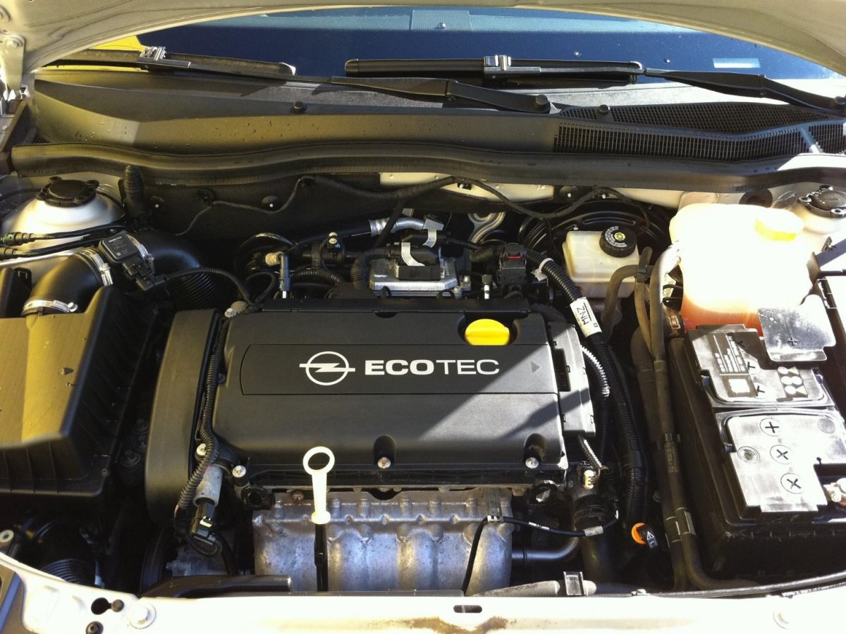 Моторный отсек Опель Астра h