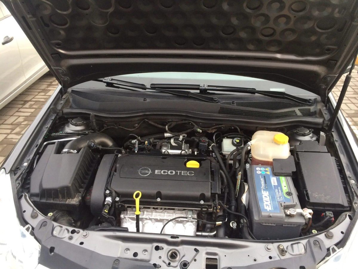 Подкапотное пространство Опель Астра н 1.8