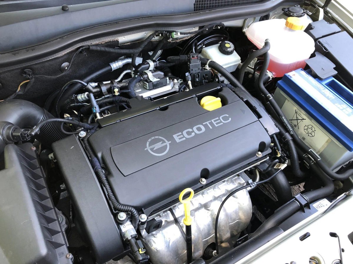 Моторный отсек Опель Астра h 1.8