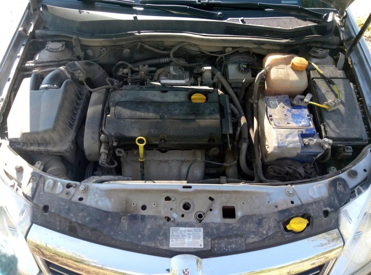 Подкапотное пространство Опель Астра н 1.8