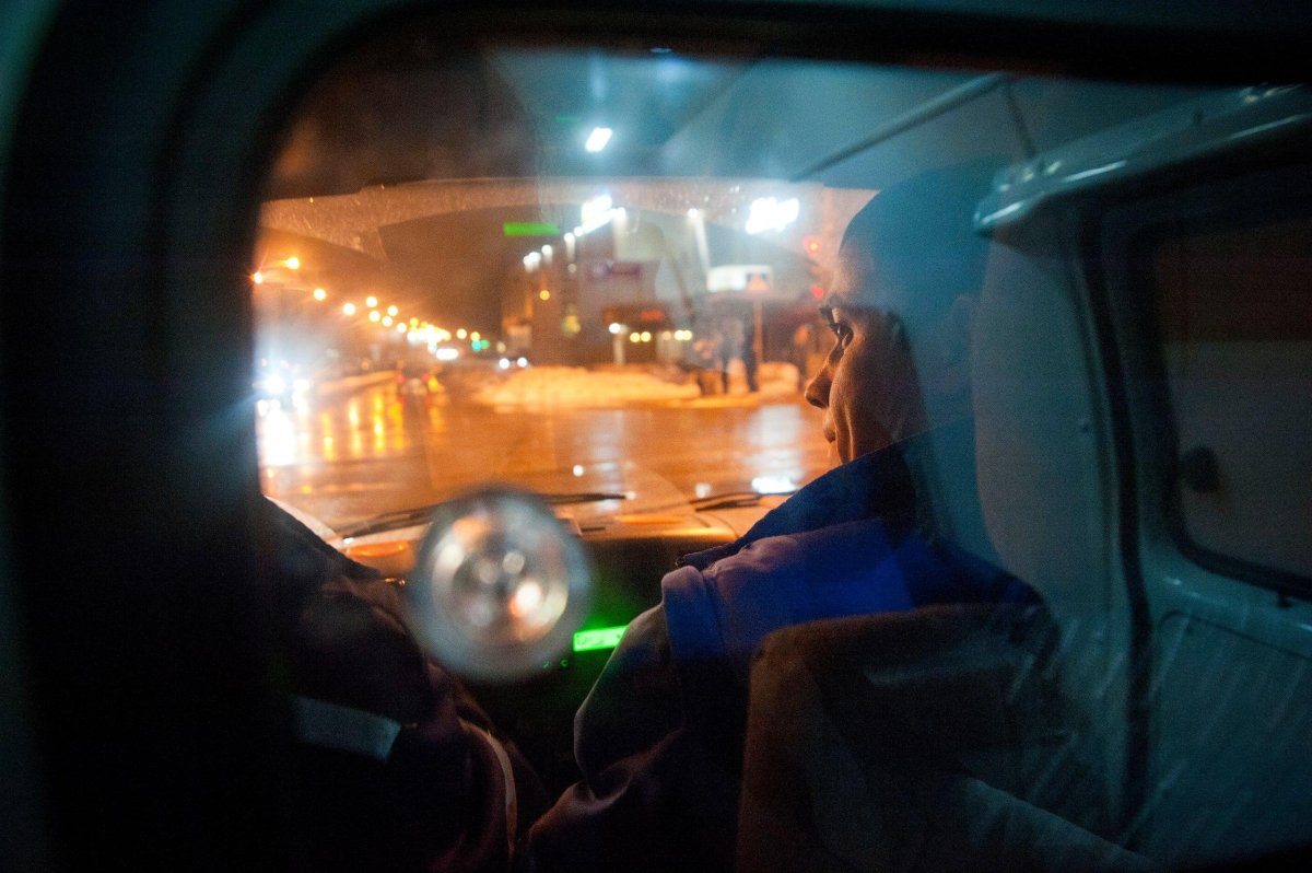 Еду в скорой помощи ночью