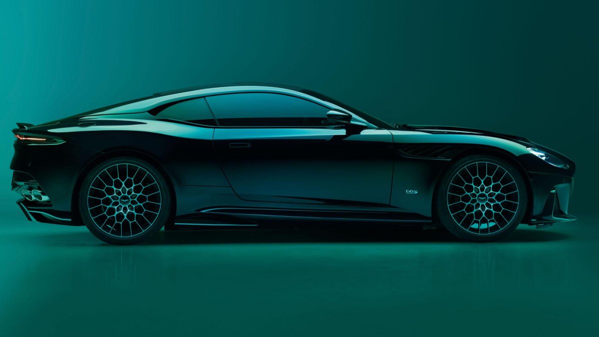 Астон Мартин ДБС 2022