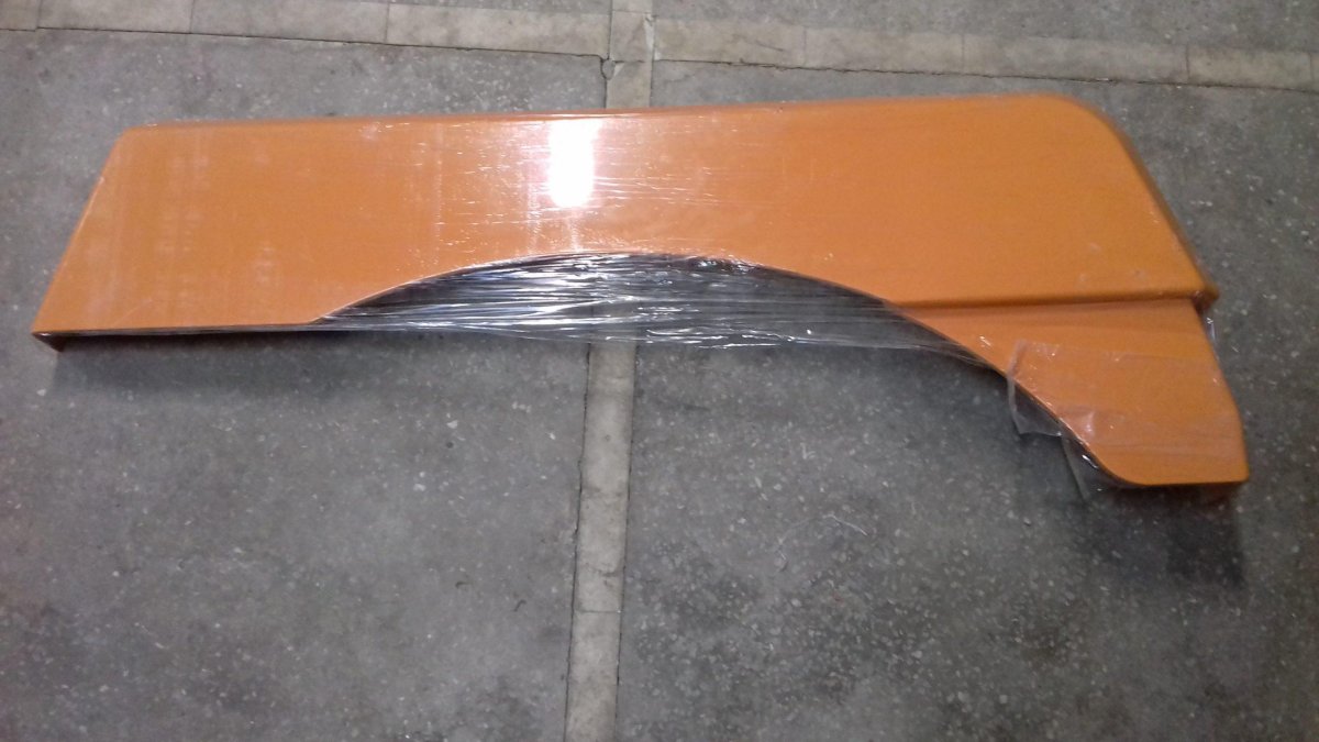 Обтекатель кабины правый желтый f3000 dz13241870012