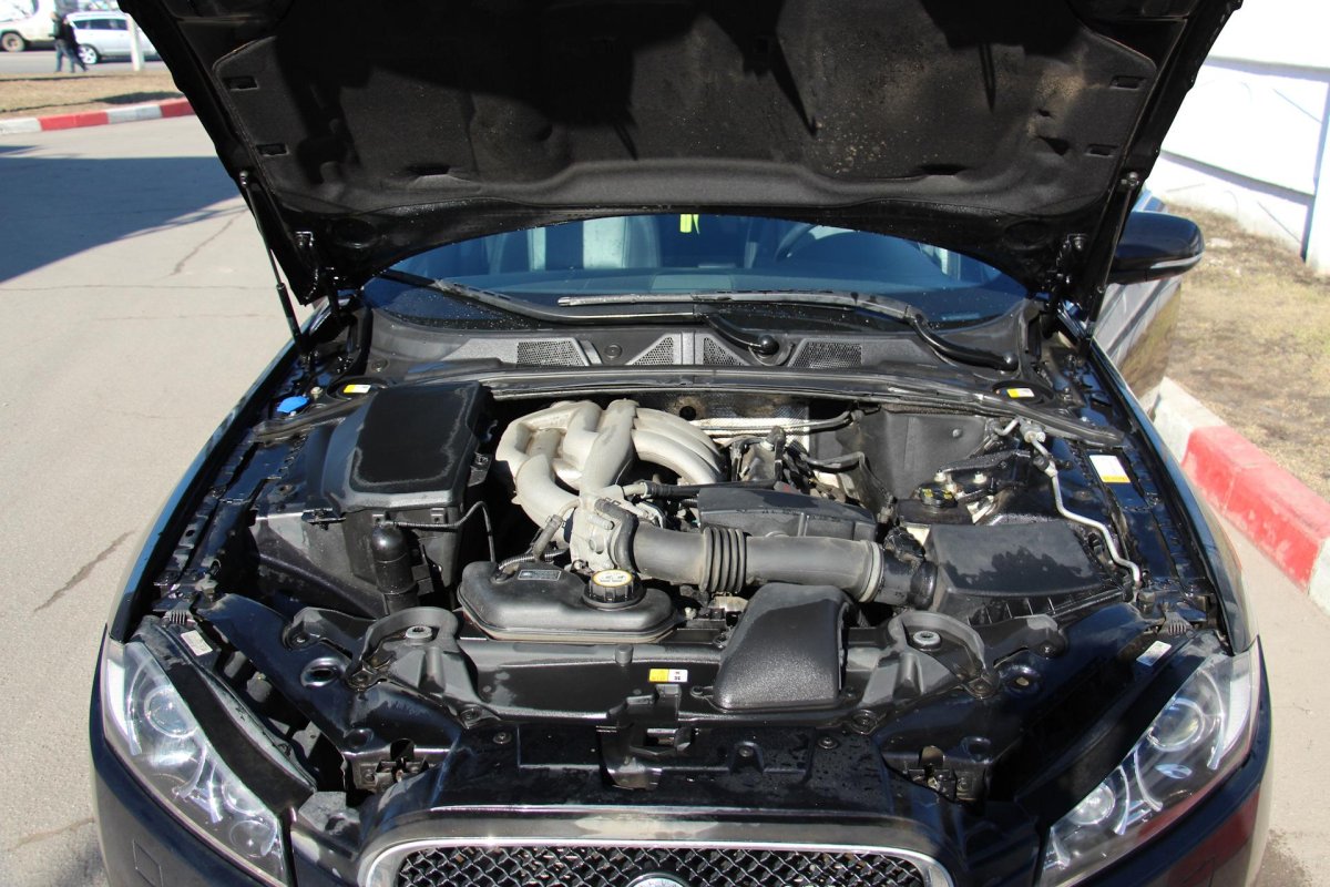 Моторный отсек Ягуар XF