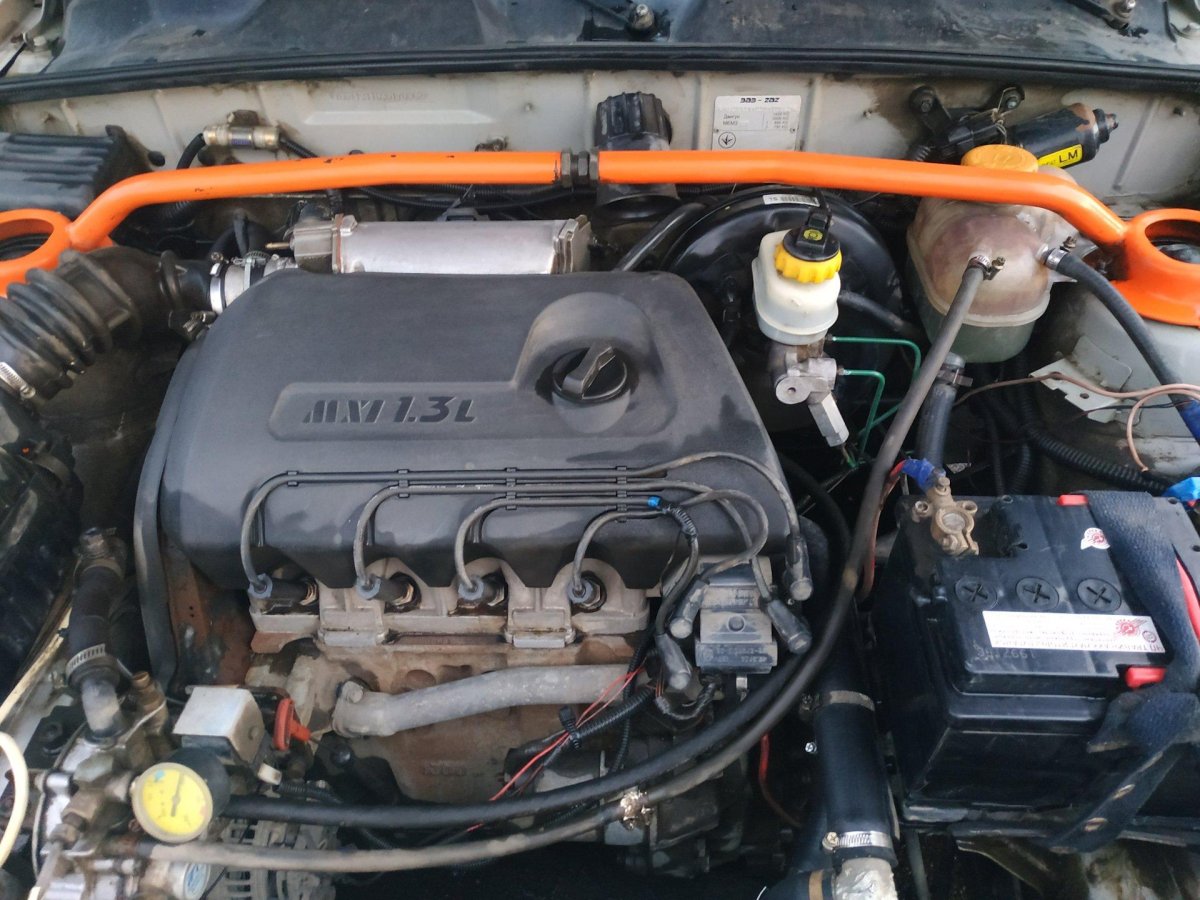 ЗАЗ Сенс подкапотное пространство