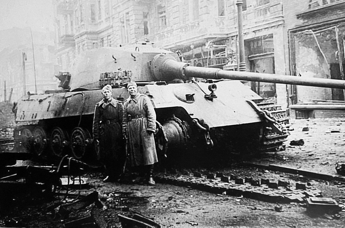 Подбитый танк тигр в Берлине 1945