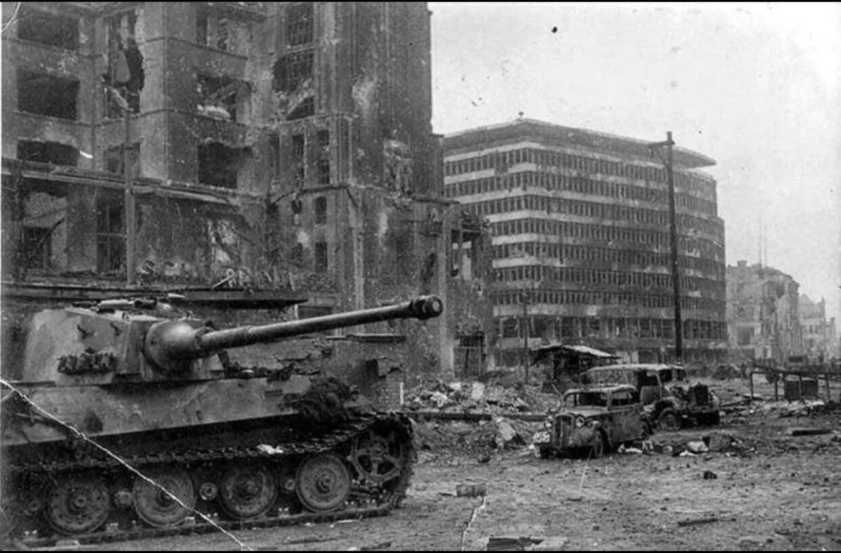 Королевские тигры в Берлине 1945