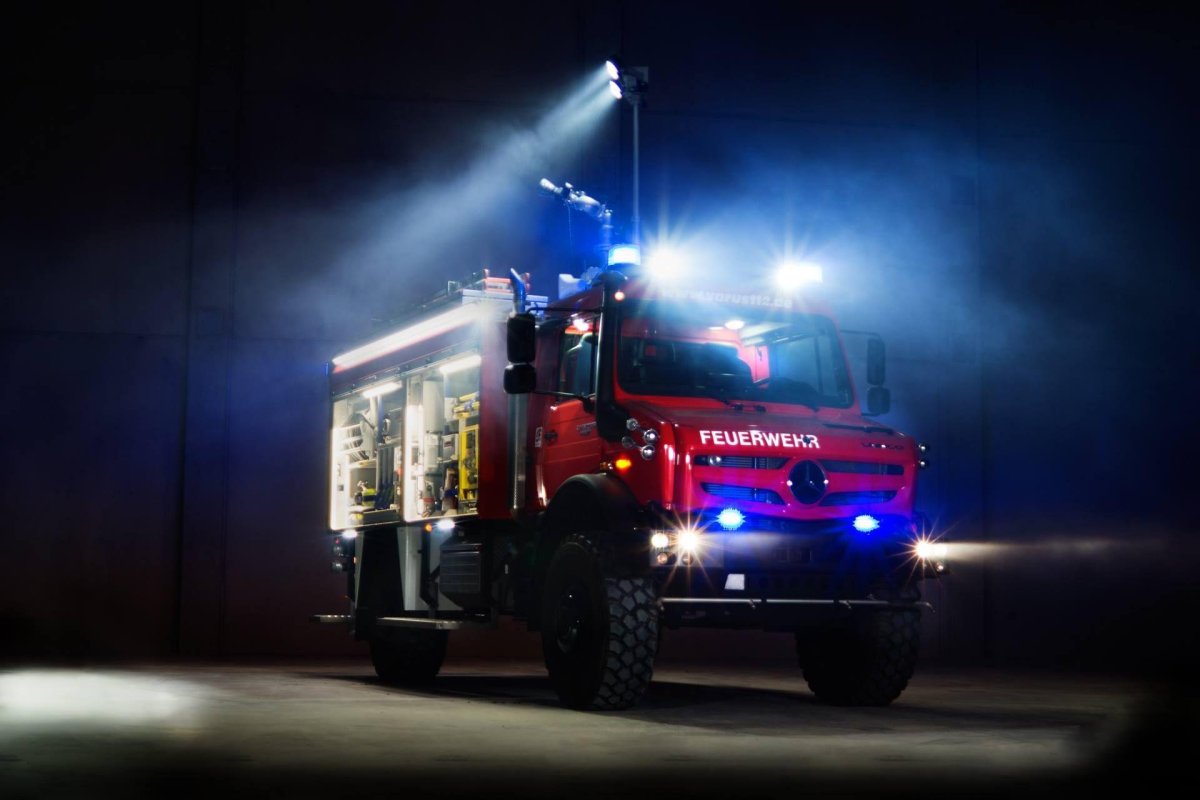 Пожарный автомобиль ночью