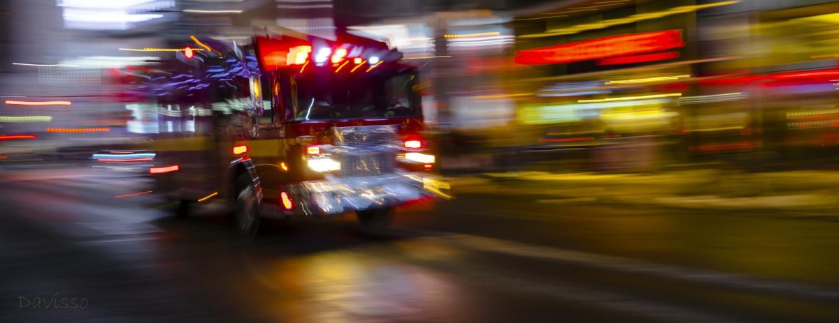 Пожарный автомобиль ночью