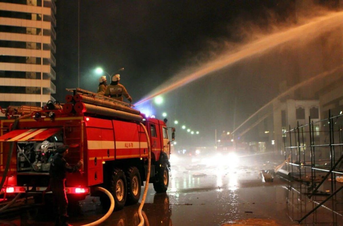 Пожарная машина тушит