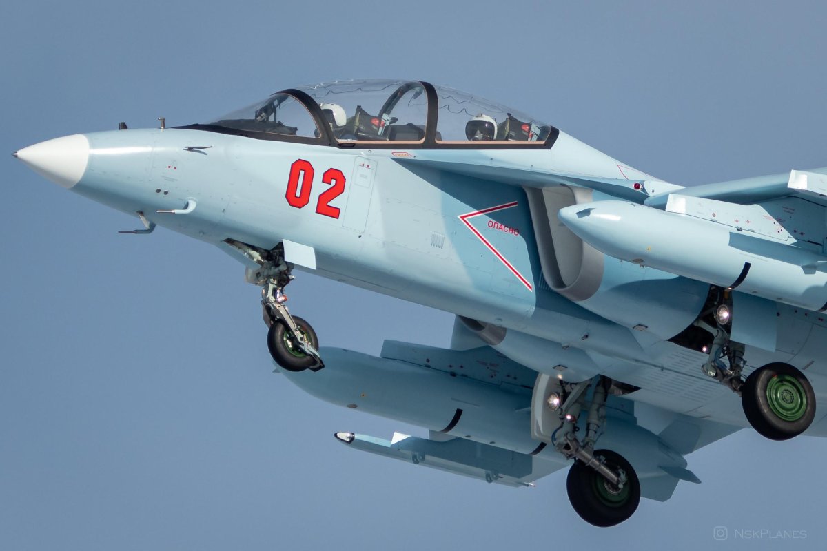 Учебный реактивный самолет як 130