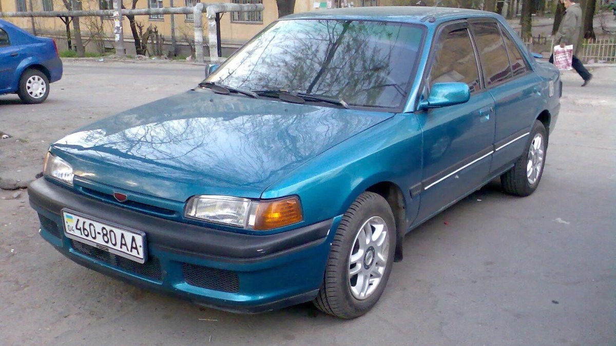 Мазда 323 седан