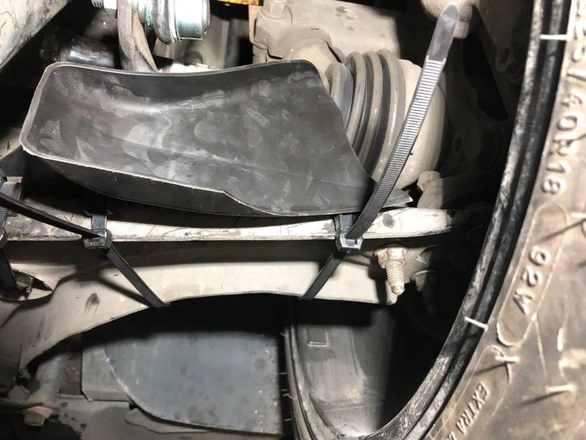 Воздуховоды для охлаждения передних тормозов