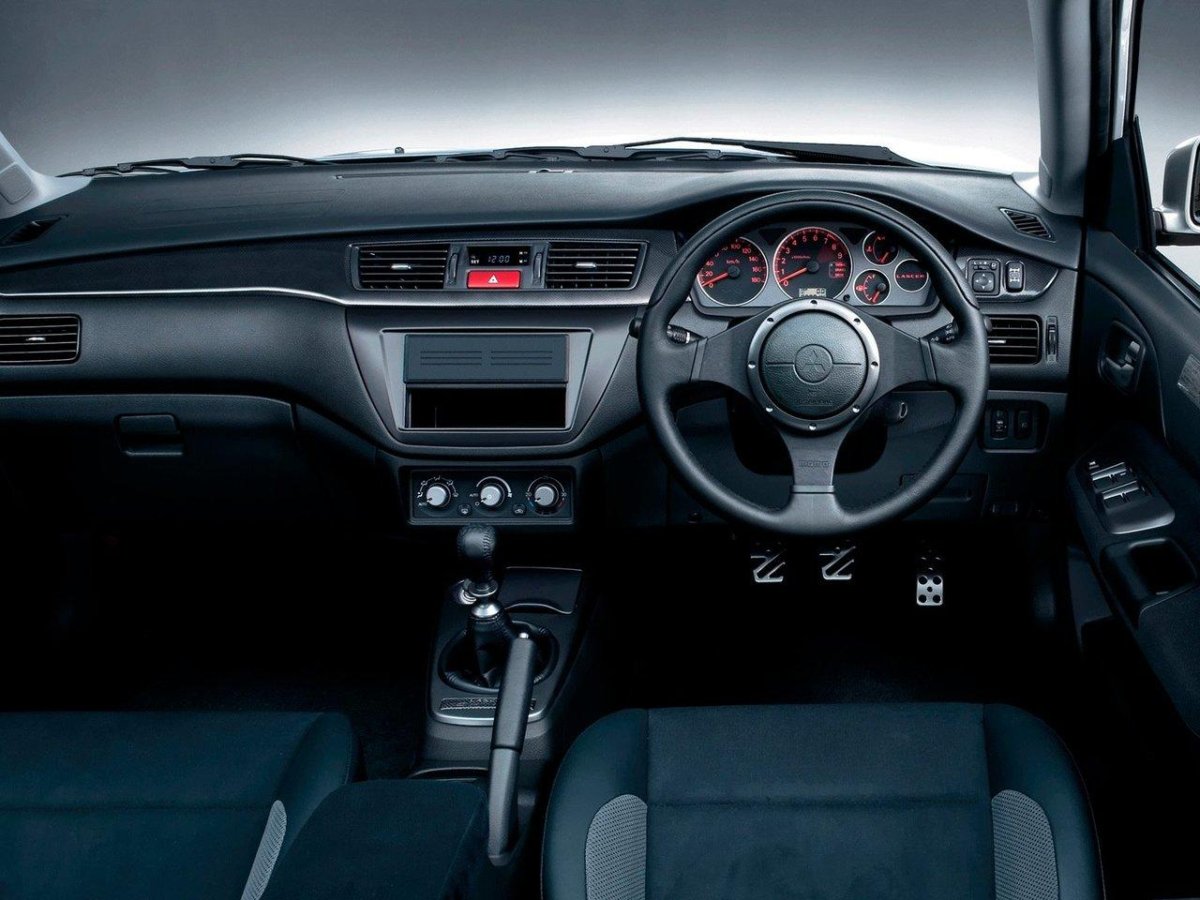 Митсубиси Эволюшн 9 салон