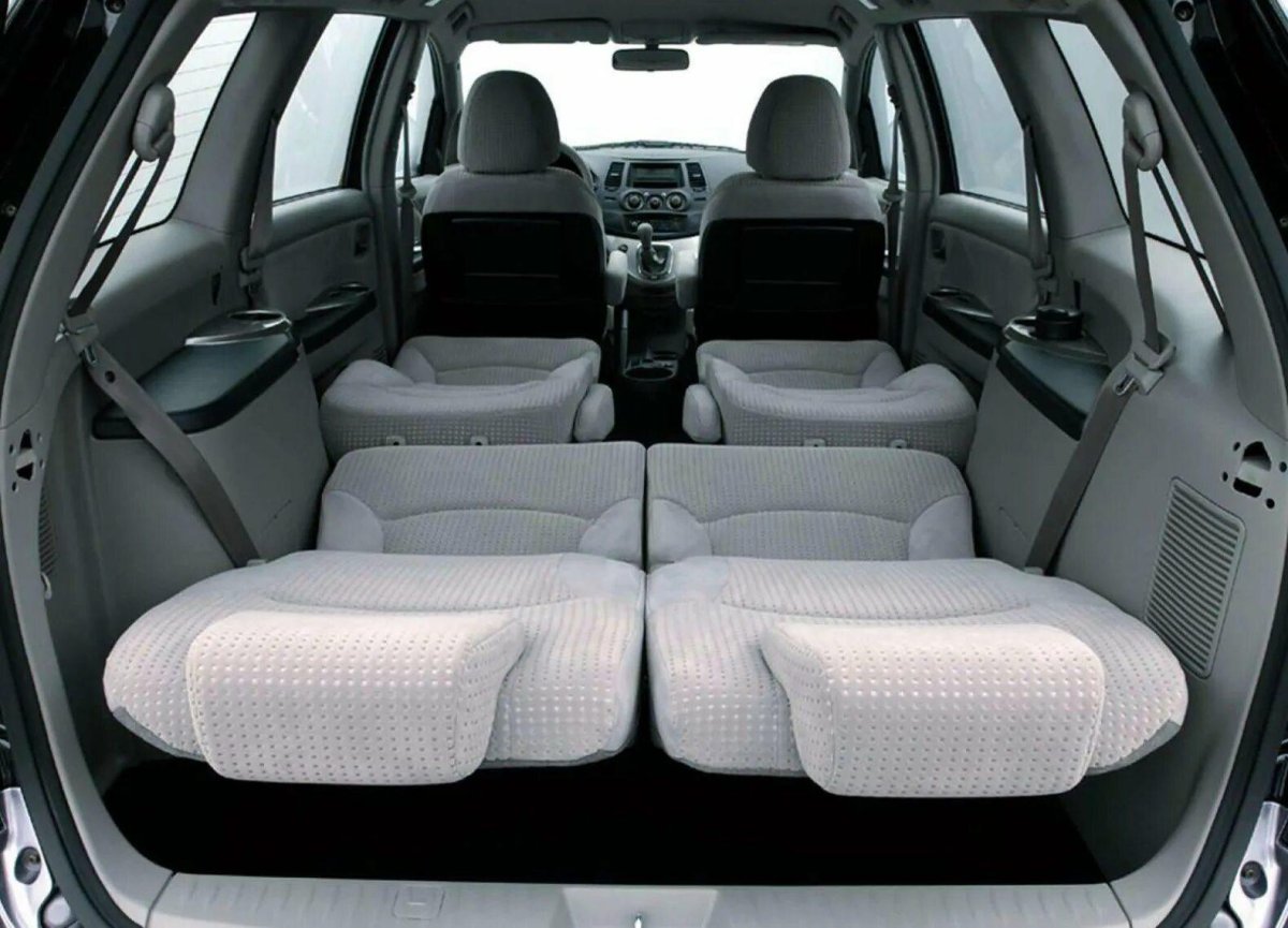 Mitsubishi Grandis 3 ряд