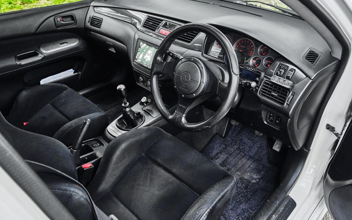 Mitsubishi Lancer EVO 3 салон