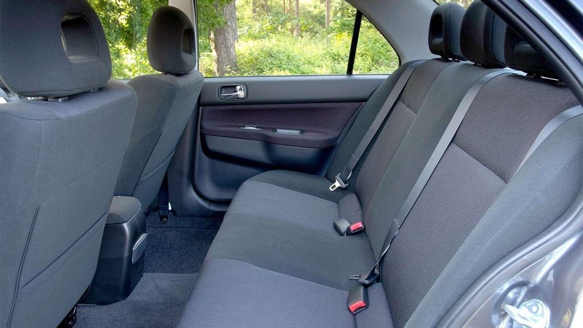 Лансер 10 салон сзади