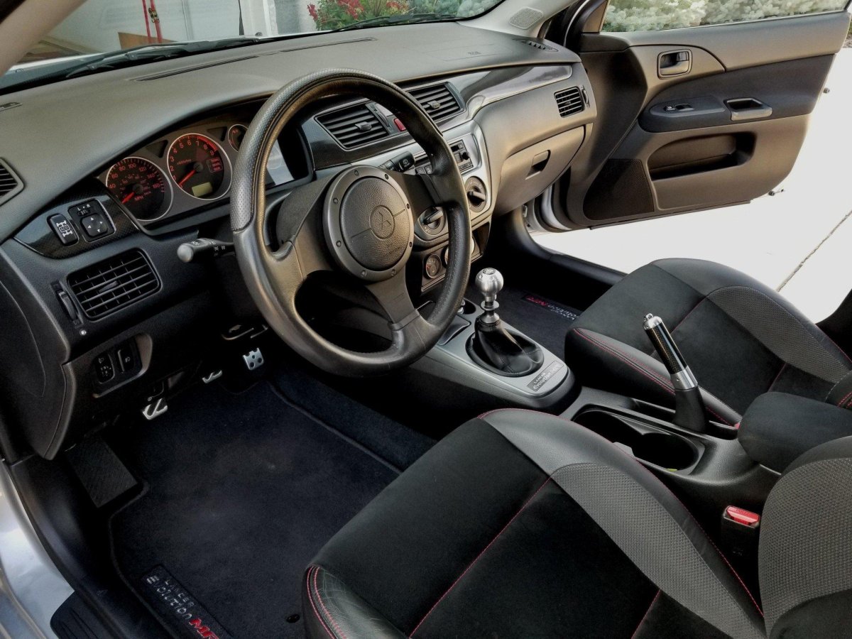 Mitsubishi EVO 9 салон