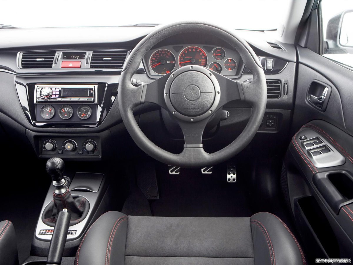 Мицубиси Лансер Эво 9 салон